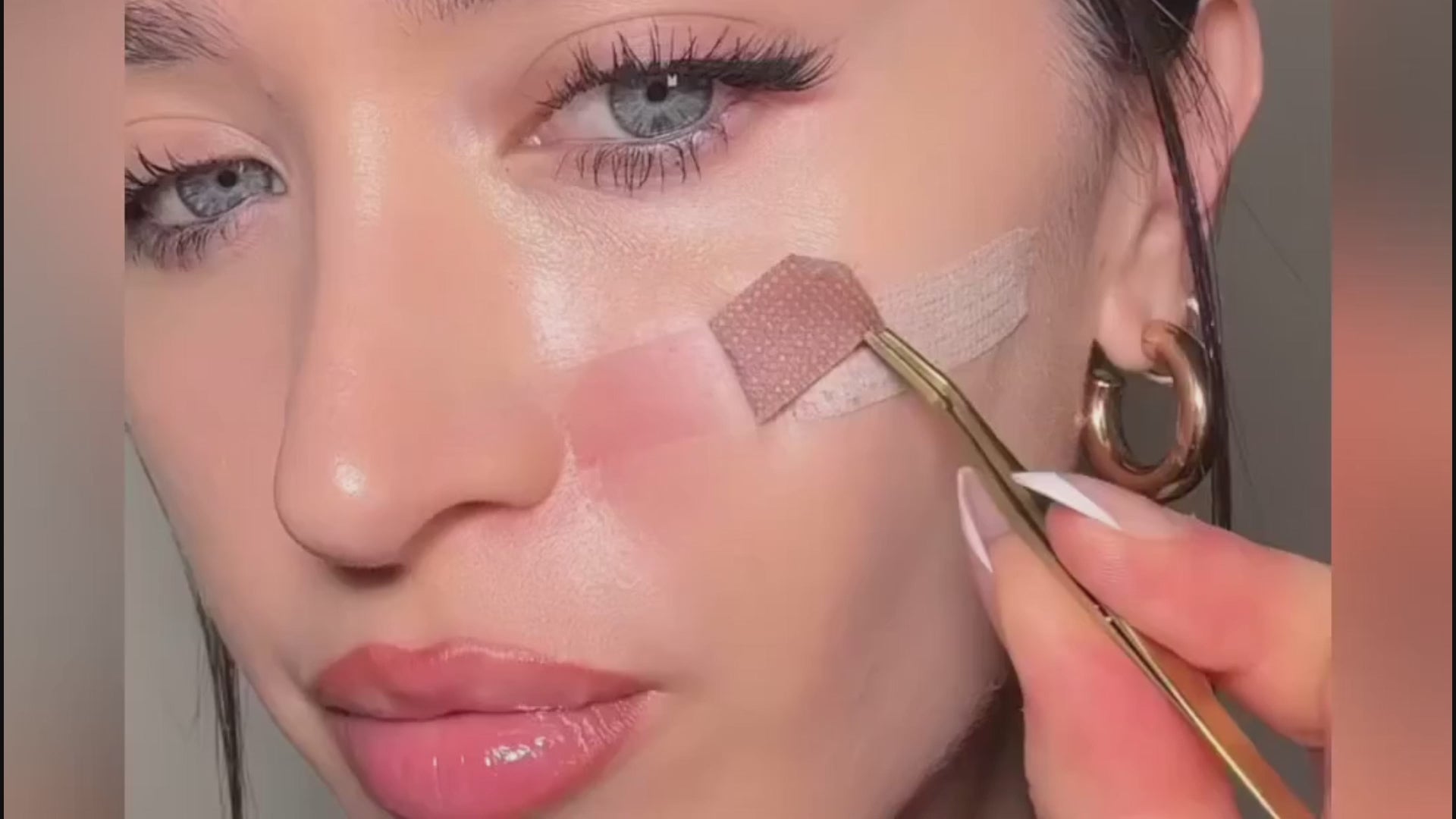 Charger la vidéo : &lt;h4&gt;On l’a toutes vécu : &lt;strong&gt;un fond de teint qui marque les pores, fait des plaques, ou ne correspond tout simplement pas à notre teinte.&lt;/strong&gt;&lt;/h4&gt;&lt;p&gt;Ce &lt;strong&gt;sérum teinté en roll-on&lt;/strong&gt; s’adapte à votre carnation, &lt;strong&gt;hydrate pendant l’application&lt;/strong&gt; et révèle un éclat &lt;strong&gt;inspiré des routines coréennes&lt;/strong&gt; — &lt;strong&gt;comme votre peau, mais plus lisse, plus lumineuse, plus uniforme.&lt;/strong&gt;&lt;/p&gt;&lt;p&gt;🙅‍♀️ &lt;strong&gt;Plus besoin de deviner la teinte&lt;/strong&gt;&lt;/p&gt;&lt;p&gt;🙅‍♀️ &lt;strong&gt;Aucun effet plâtre ou surcharge de matière&lt;/strong&gt;&lt;/p&gt;&lt;p&gt;💧 &lt;strong&gt;Pas de zones sèches ni marques visibles&lt;/strong&gt;&lt;/p&gt;&lt;p&gt;Que vous soyez &lt;strong&gt;au travail, en rendez-vous ou juste en train de sortir faire vos courses&lt;/strong&gt;, votre peau restera &lt;strong&gt;fraîche, naturelle et radieuse&lt;/strong&gt; — &lt;strong&gt;sans avoir l’air maquillée.&lt;/strong&gt;&lt;/p&gt;